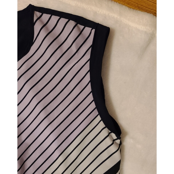 NEW YORK & COMPANY Top - Picture 4 of 8